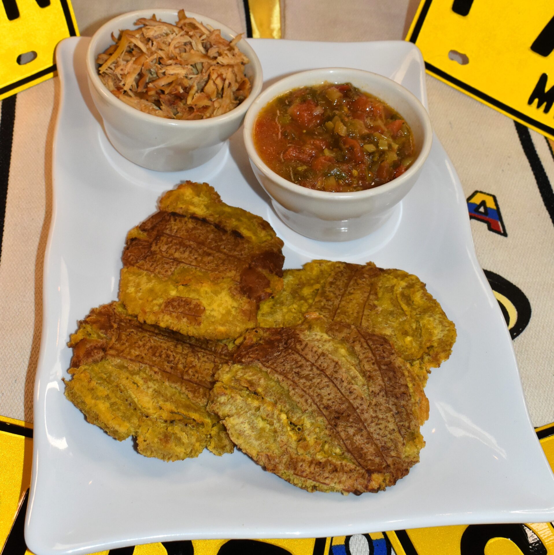 (4) Tostones con Hogao y Pollo Desmechado
